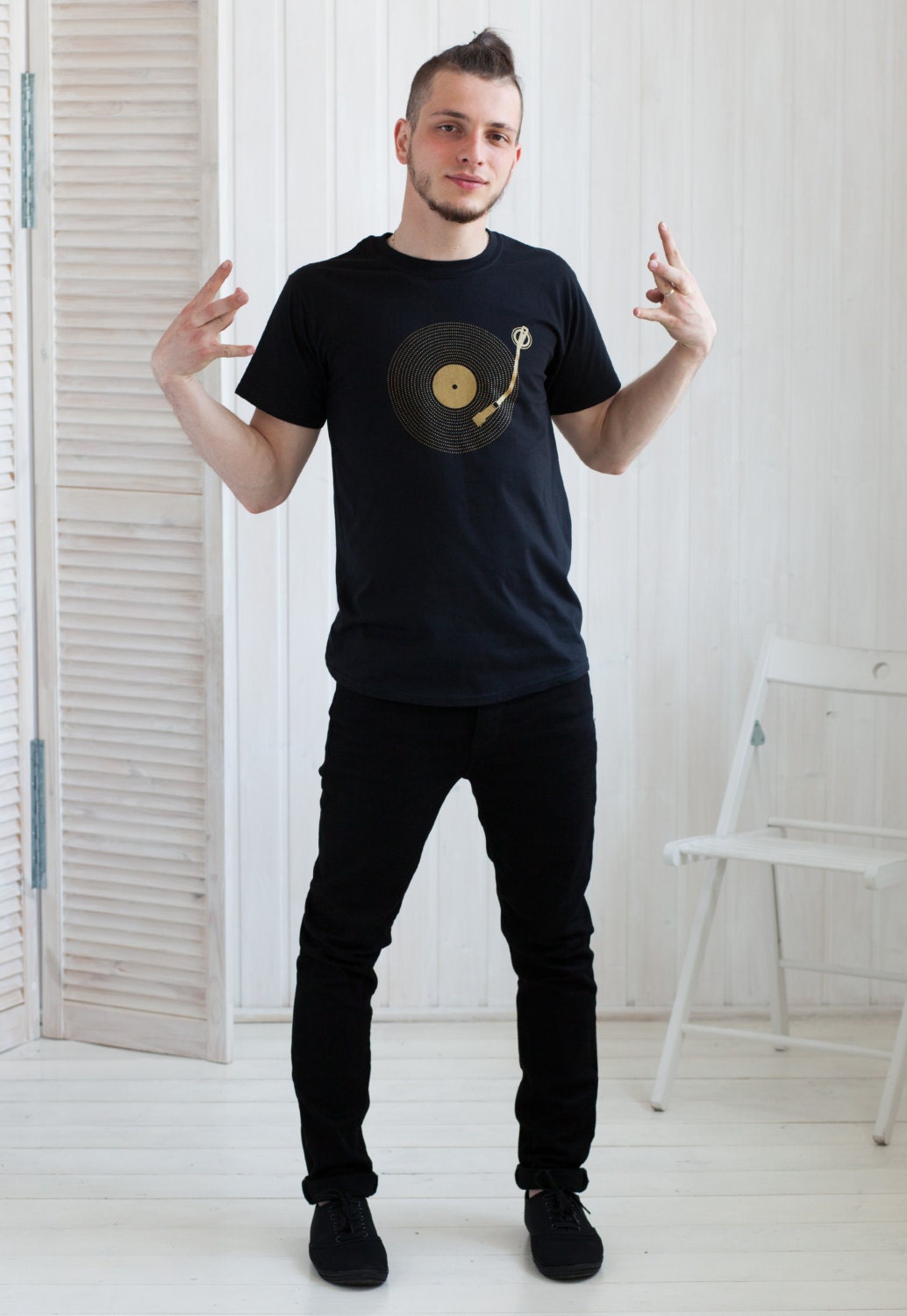 Turntable Minimalist T Shirt - LP Vinyl Record Player DJ Deck Decks Drum and Bass Junglist Breakbeat Mens Womens Screen Printed Graphic Tee